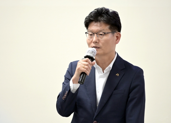 하반기 읍면동 마을발전 토론회를 진행하는 김정섭 시장 (신관동)