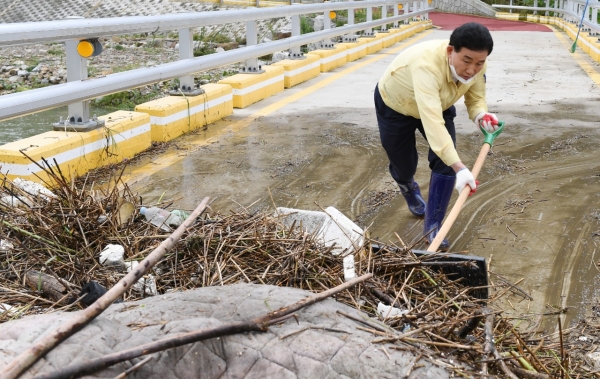 뿌리공원 하상주차장 등 폭우 피해현장 복구활동에 참여하고 있는 박용갑 청장