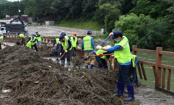 직원 100여명과 뿌리공원 하상주차장 등 폭우 피해현장 복구활동 추진