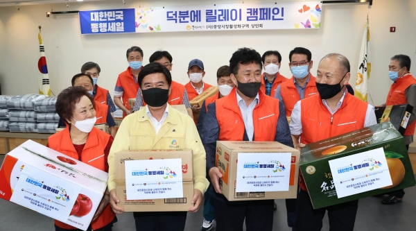 황인호 동구청장(사진 가운데 왼쪽)이 격려물품을 들고 있다.