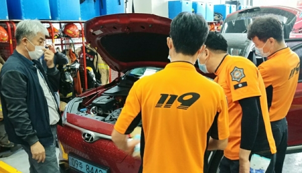 세종소방대원들이 친환경 차량 작동원리를 알아보고 있다.