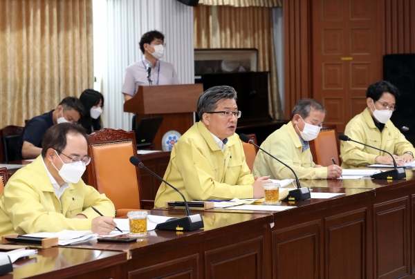 15일 유성구청 대회의실에서 열린 ‘민선7기 후반기 준비 구정운영토론회’에서 정용래 유성구청장이 토론회를 주재하고 있다