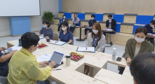 지난 14일 구청 청년벙커에서 ‘코로나19 사회적 전환 준비 TF팀’ 첫모임(Kick Off Meeting)을 가졌다