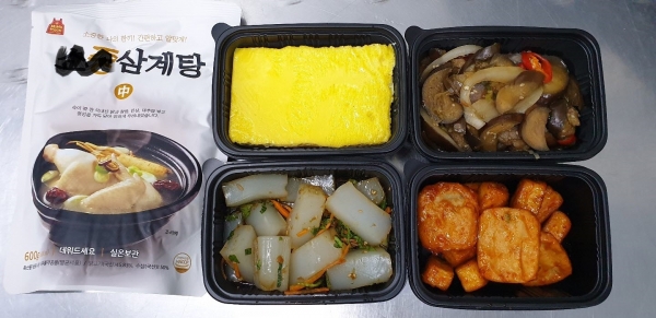 지난 14일 코로나19와 무더위에 지친 어르신의 건강을 위해 직접 조리한 밑반찬과 삼계탕을 경증치매노인 30가정에 전달