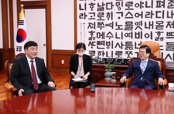 박병석 국회의장은 15일 의장집무실에서 싱하이밍 주한중국대사의 내방을 받고 환담을 나눴다.