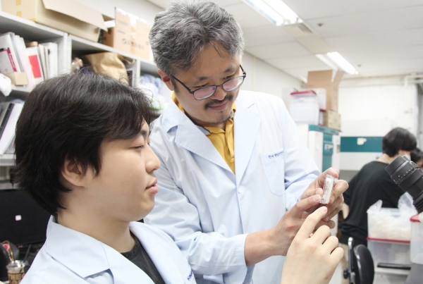 생명연 신민기(왼쪽) 연구원과 노화제어전문연구단 권은수 단장