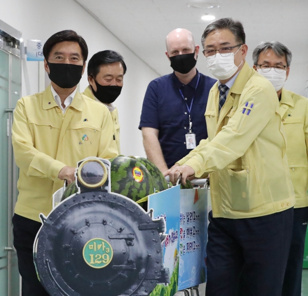 황인호 동구청장이 직원들에게 수박을 전달하며 격려하는 모습