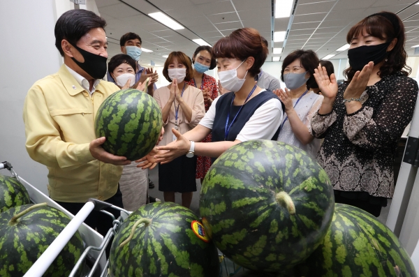 황인호 동구청장이 직원들에게 수박을 전달하며 격려하는 모습