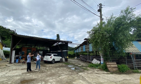 지난 15일 유성구의 한 축사에서 담당공무원이 가축분뇨처리시설 점검