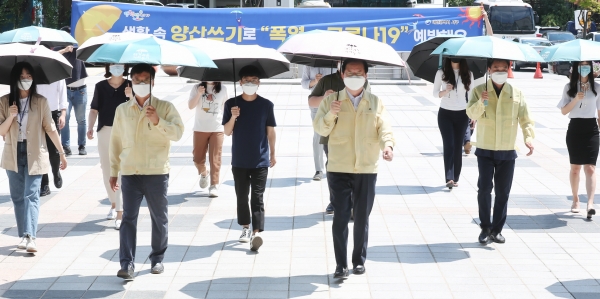 장종태 서구청장과 직원들이 16일 구청광장에서 양산쓰기 캠페인을 전개하고 있다.