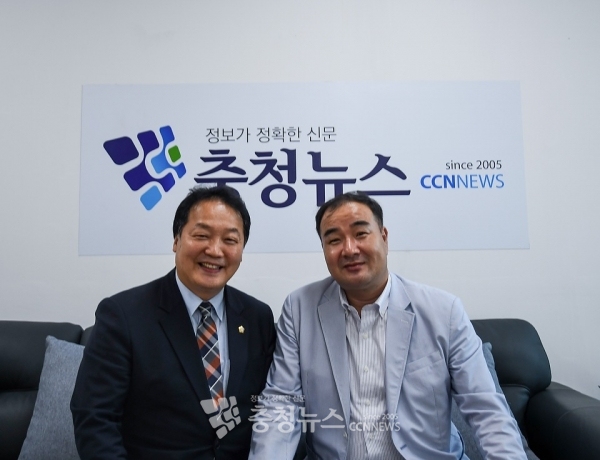 (왼쪽부터) 이선용 대전 서구의회 의장, 김거수 충청뉴스 대표