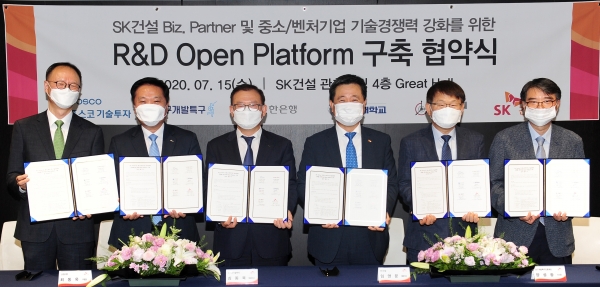 (왼쪽부터) 기술과가치 황규진 부사장, 신한은행 최동욱 부행장, 포스코기술투자 심동욱 대표이사, SK건설 임영문 대표이사, 연구개발특구진흥재단 양성광 이사장, 홍익대학교 김기수 부총장