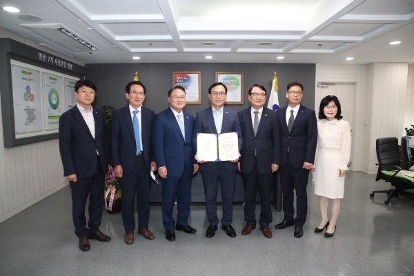 사단법인 기빙트리 천사운동본부가 지난 16일 박상돈 천안시장을 명예 본부장으로 위촉했다.