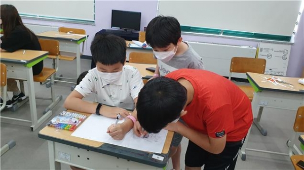 천안시태조산청소년수련관이 성평등 의식 제고 프로그램을 운영하고 있는 가운데 참여 청소년들이 성평등 체험 활동을 하고 있다.