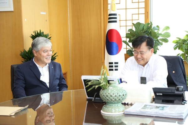 문정우 금산군수(왼쪽), 김경규 농촌진흥청장(오른쪽) 간담회 모습