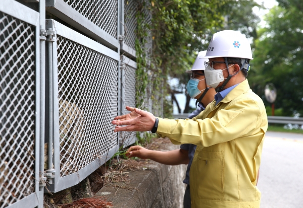 17일 오전 방동 산 5-5번지 인근에서 정용래 유성구청장이 장마철 집중호우 대비 현장점검을 실시하고 있다