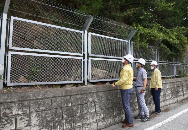 17일 오전 방동 산 5-5번지 인근에서 정용래 유성구청장이 장마철 집중호우 대비 현장점검