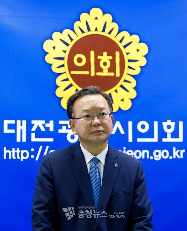 김부겸 전 장관이 지역 취재진의 질문을 듣고 있다. / 충청뉴스 조민영 기자