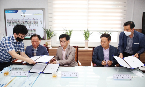 17일 시청 부시장실에서 한준섭 부시장이 협약서에 서명하고 있다.(좌부터 신성대학교 장영숙 부총장, 서산시 한준섭부시장, 충남고속 이창시 이사)