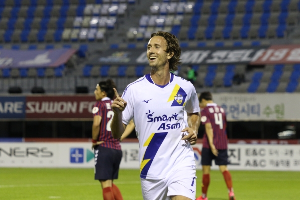 충남아산프로축구단 경기 모습