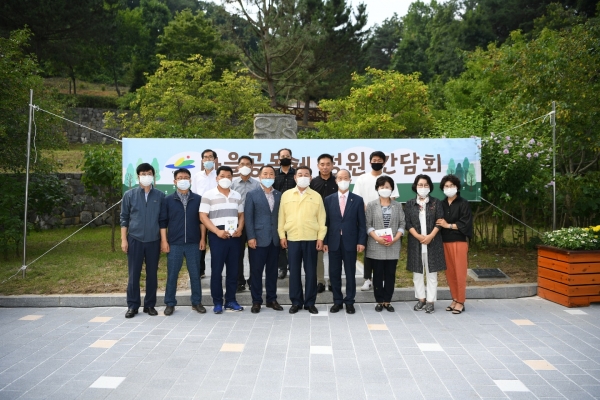 삽티공원에서 진행된 마을공동체정원 간담회 기념촬영