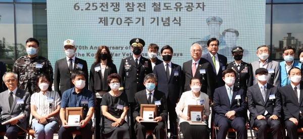 철도유공자들이 기념패를 받은 후 기념촬영 모습