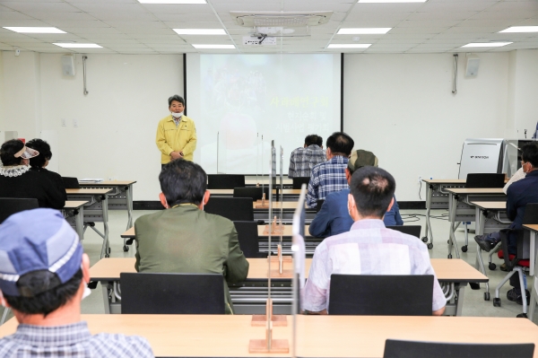 17일 군 농업기술센터에서 사과재배농업인, 사과연구회원, 군 관계자 등이 모인 가운데 ‘2020년 사과분야 시범사업 평가회’를 개최했다.