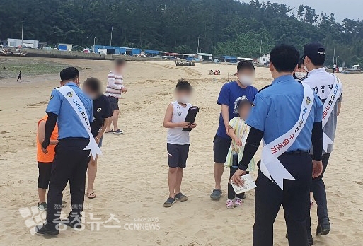 연안사고 예방 캠페인에 나선 태안해경이 구명조끼 착용 등 이용자 안전수칙 안내와 함께 홍보물을 나눠주고~