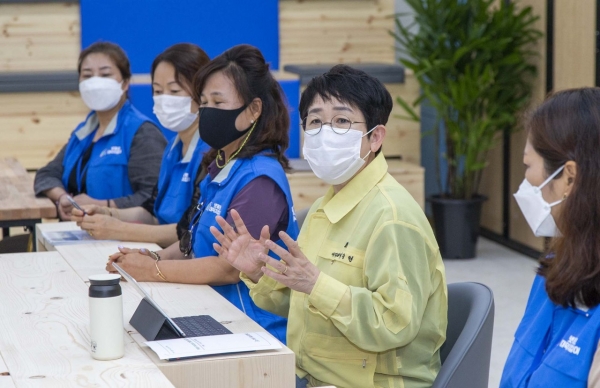 지난 17일 구청 청년벙커에서 지역사회의 신재생에너지 확산 방안을 논의하기 위해 넷제로 대덕지킴이와 간담회