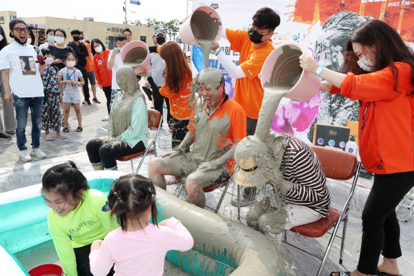 머드버킷챌린지에 참여하는 김동일 보령시장