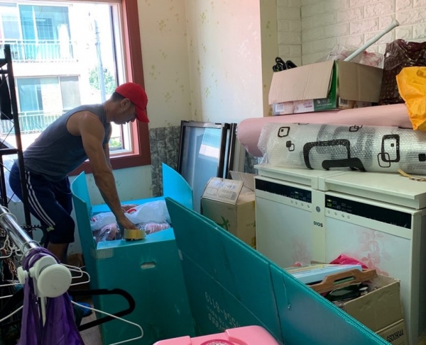 천안시주거복지종합지원센터와 119익스프레스가 취약계층 무료이사 지원서비스를 본격적으로 시작해 지난 18일 대상자의 이사를 돕고 있다.