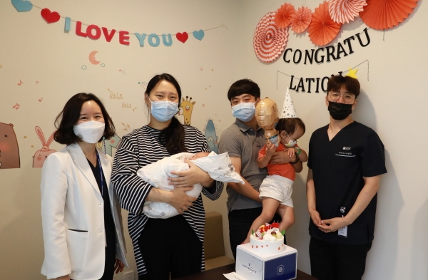 황달 증세로 신생아중환자실에서 집중치료를 받고 상태가 호전돼 퇴원하는 신생아와 부모가 세종충남대병원으로부터 축하 인사를 받고 감사함을 전하고 있다.