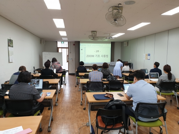 20일 구암평생학습센터에서 전문강사가 온라인 학습을 대비해 평생교육 강사 10여명을 대상으로 사전교육을 실시하고 있다.