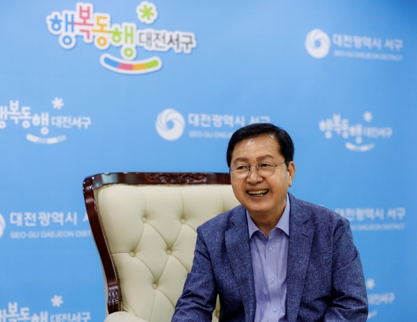 Jang Jong-Tae, head of the Seo-gu District in Daejeon, during the interview with Chungcheong News.