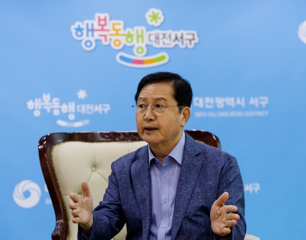 Jang Jong-Tae, head of the Seo-gu District in Daejeon, during the interview with Chungcheong News.