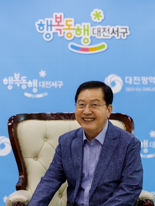 Jang Jong-Tae, head of the Seo-gu District in Daejeon, during the interview with Chungcheong News.