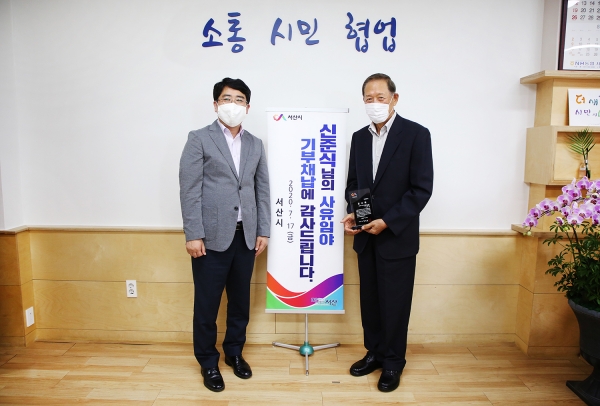 지난 17일 시장실에서 감사패를 전달하고 있다.