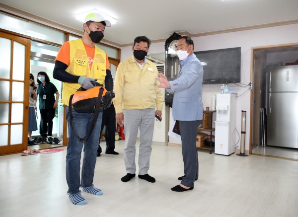 지난 20일 태안읍 남문2리 다목적회관(경로당)의 사전방역 현장을 찾은 가세로 군수 모습.