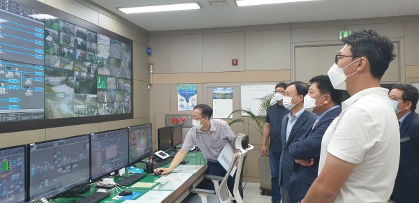 최영규 금산부군수 등 관계자 10여명이 금산정수장을 방문해 수질 긴급점검 실시