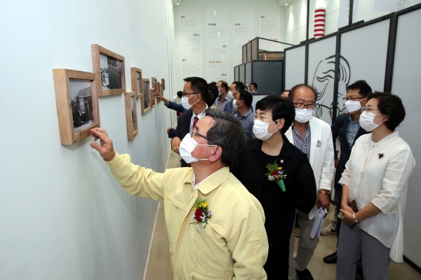 지난 17일 장항의 새로운 문화 커뮤니티 공간인 ‘장항의 집’ 내부를 둘러보고 있는 노박래 군수