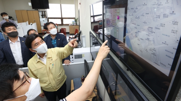 황인호 구청장이 화재알림 모니터링 시스템을 점검 중이다