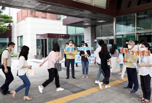 21일 구청 현관 앞에서 정용래 유성구청장을 비롯한 감사실 직원들이 출근하는 직원들을 대상으로 ‘청렴 홍보 캠페인’을 실시하고 있다