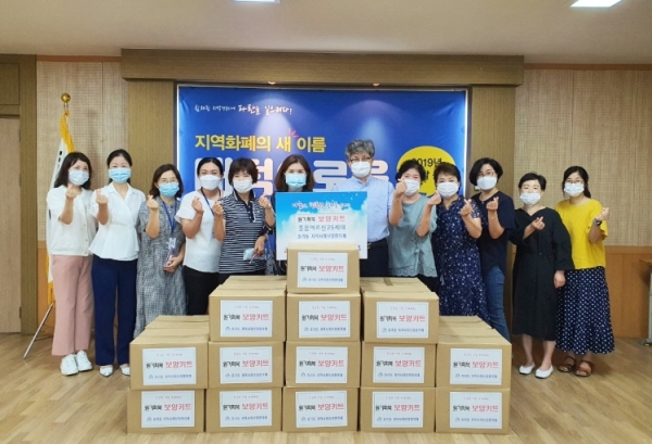 21일 중복을 맞아 홀몸어르신의 원기회복을 위한 보양키트를 직접 만들어 25세대에 전달했다.