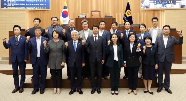 세종시의회 의원들이 본회의에 앞서 화이팅 포즈를 취하고 있다.