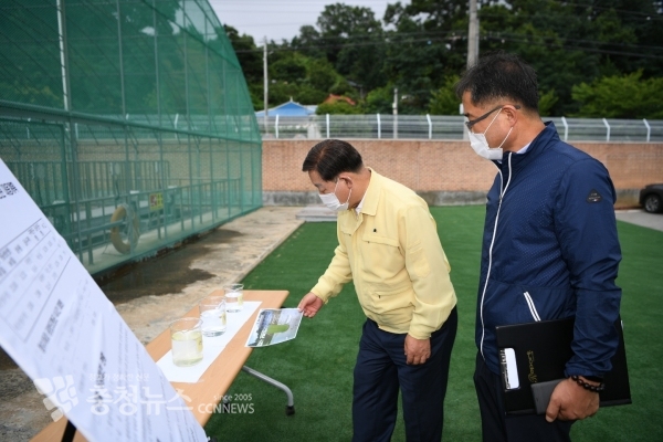 2019년 하천수와 2020년 하천수 비교하는 황선봉 군수