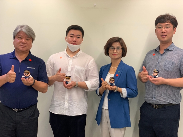 왼쪽부터 노용호 학생문화 팀장, 이정환 학생회장, 김인자 학생처장, 이희성 학생문화팀 직원이 발대식 이후 기념사진