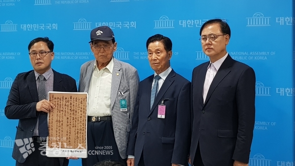 덕수이씨 종친회가 21일 미래통합당 이명수(오른쪽) 의원 주선으로 국회에서 기자회견을 가졌다. / 국회=김거수 기자.