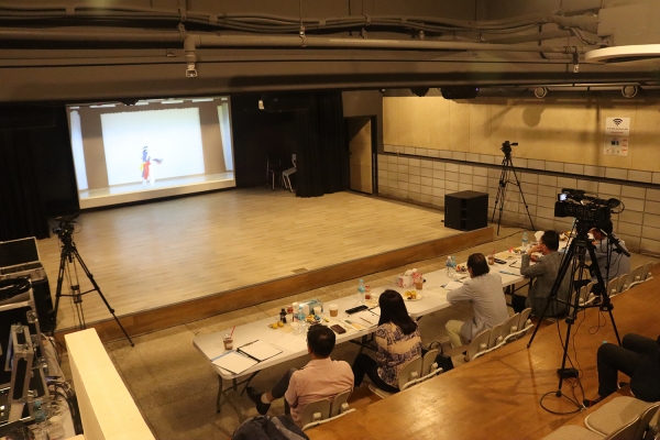 지난 7월 19일 번화로 소극장에서 영상 심사하는 모습