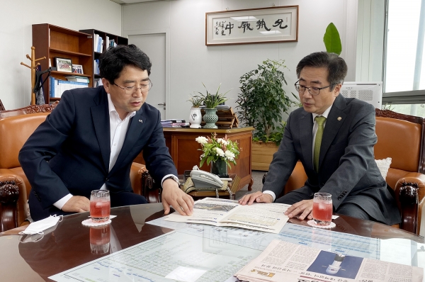 맹정호 서산시장이 지난 21일 국회 예산정책처를 방문해 이종후 예산정책처장을 만나 주요 현안을 설명하고 있다.