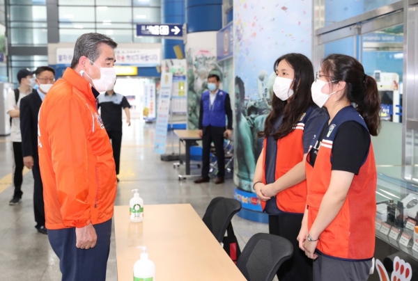 여름철 피서지 방역 점검 및 근무자 격려에 나선 김동일 보령시장